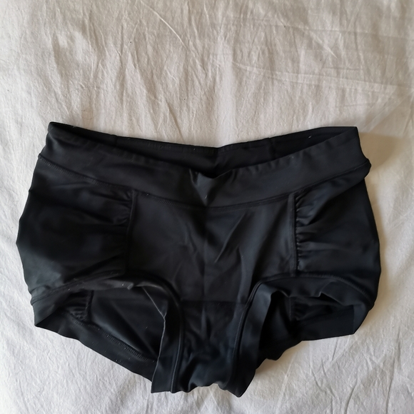 LULULEMON black shorts - Picture 2 of 2